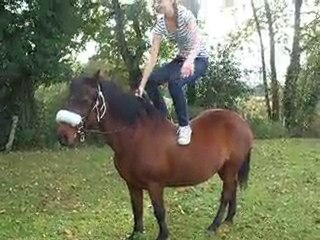 Naïka & Fanny, debout à cru