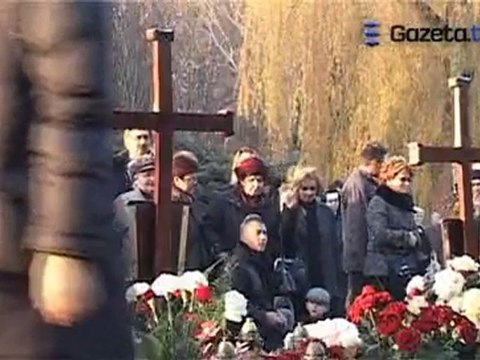 Warszawiacy odwiedzają groby ofiar katastrofy smoleńskiej