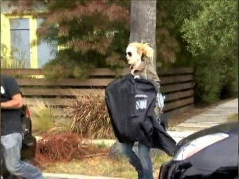 Lindsay Lohan sends apologies