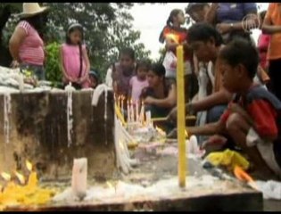 Filipinoes Flock to Cemeteries on All Saints Day