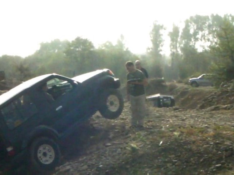 Monique Chaverot Mitsubishi Pajero Trial Amateur Montalieu 2010 Levé de roue SANY0007