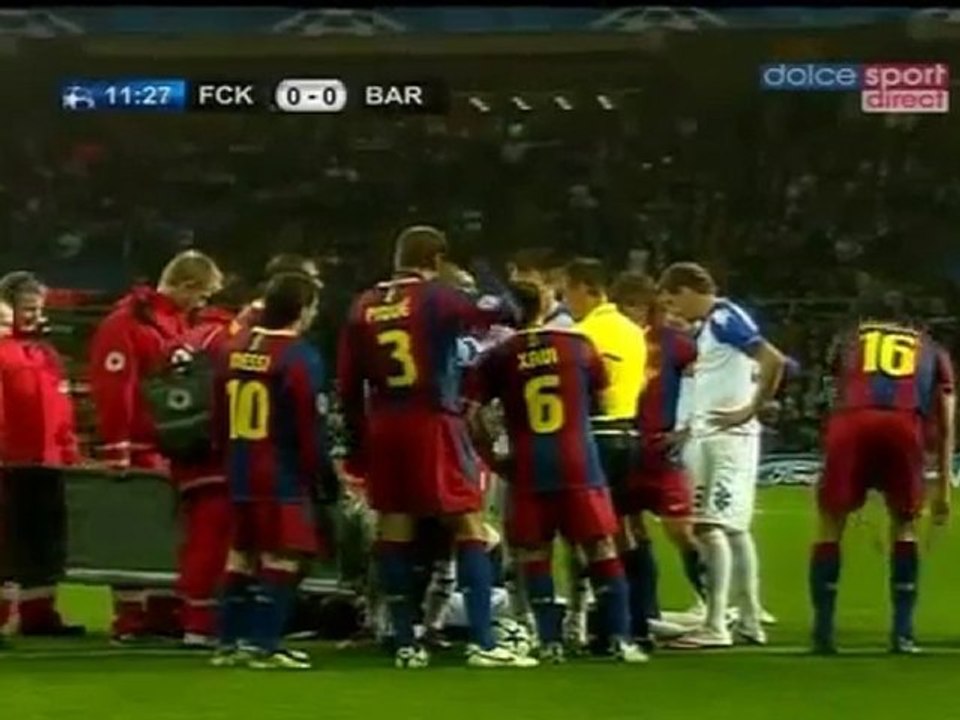 Victor Valdes hard foul on N_