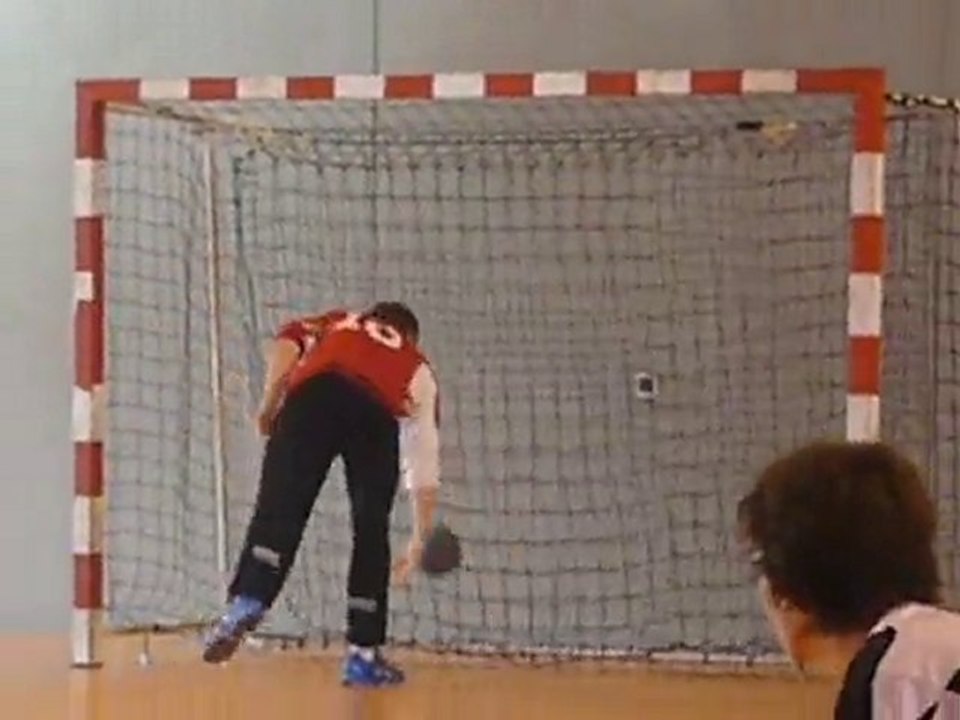 Geoffrey prend un but