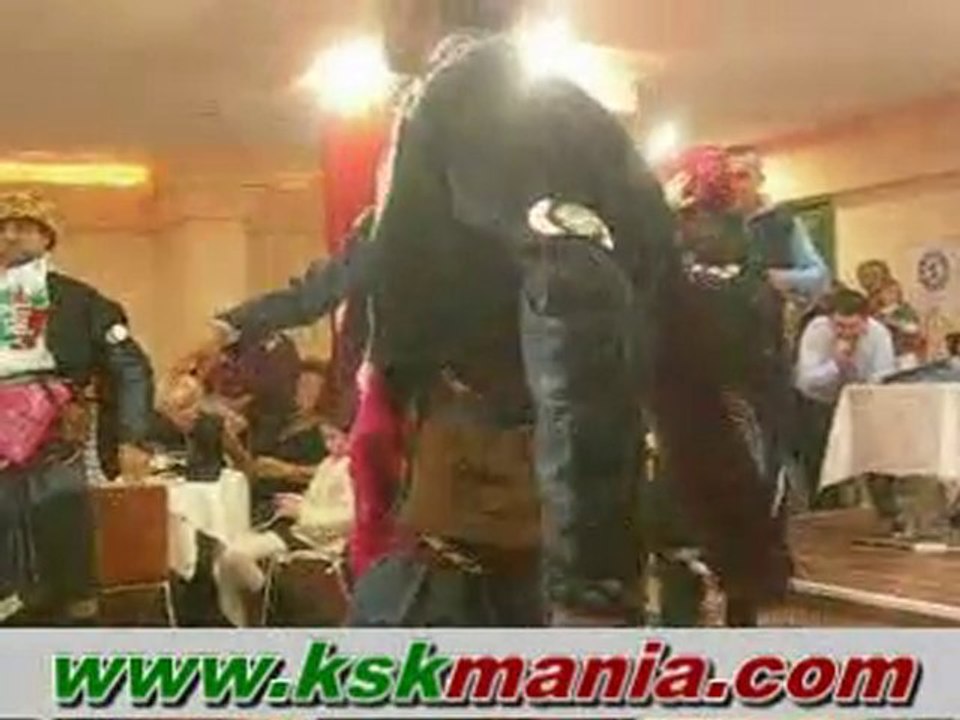 Karşıyakalıı folklör ekibi
