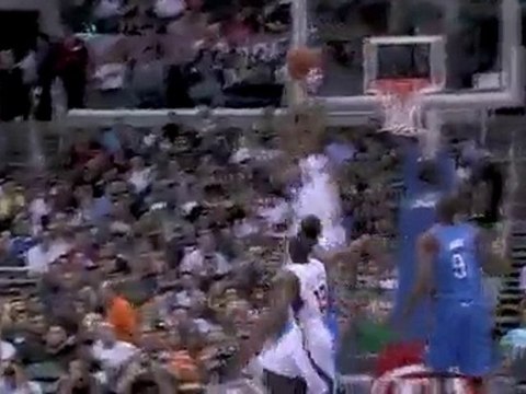 Eric Bledsoe floats one to DeAndre Jordan for the alley-oop.