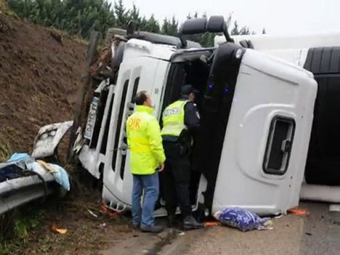 Camion frigo couché sur la RCEA à Blanzy (4/11/10)