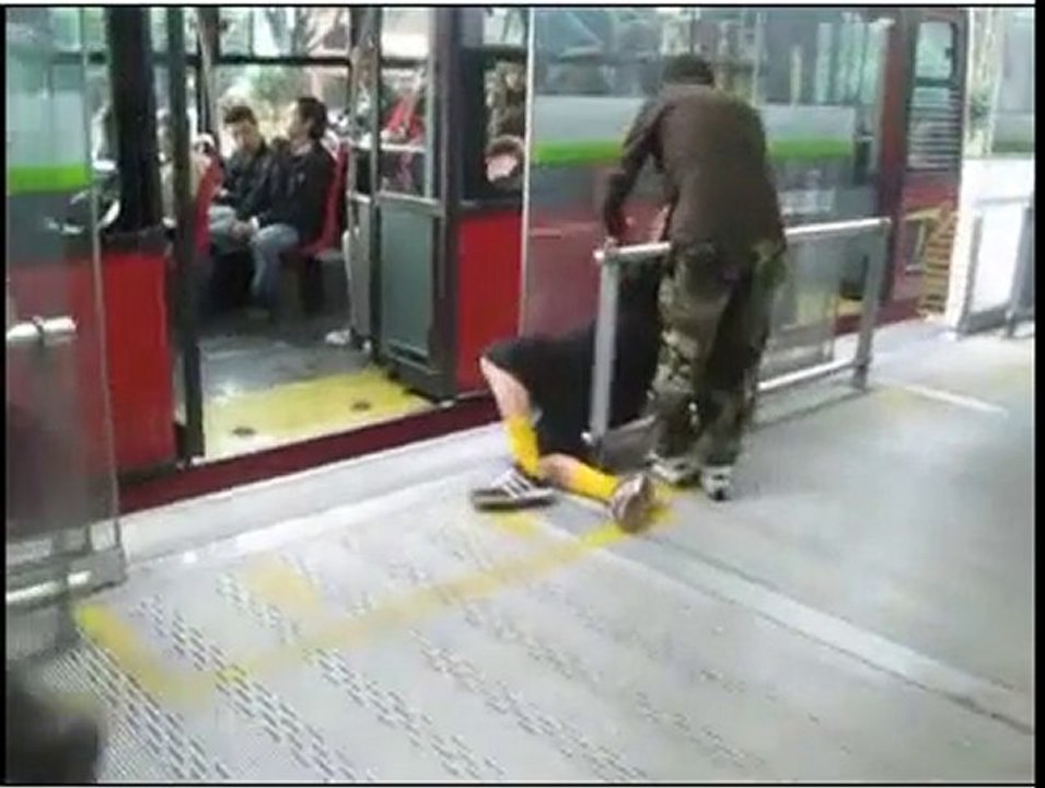 Ne jamais s'endormir contre une porte automatique