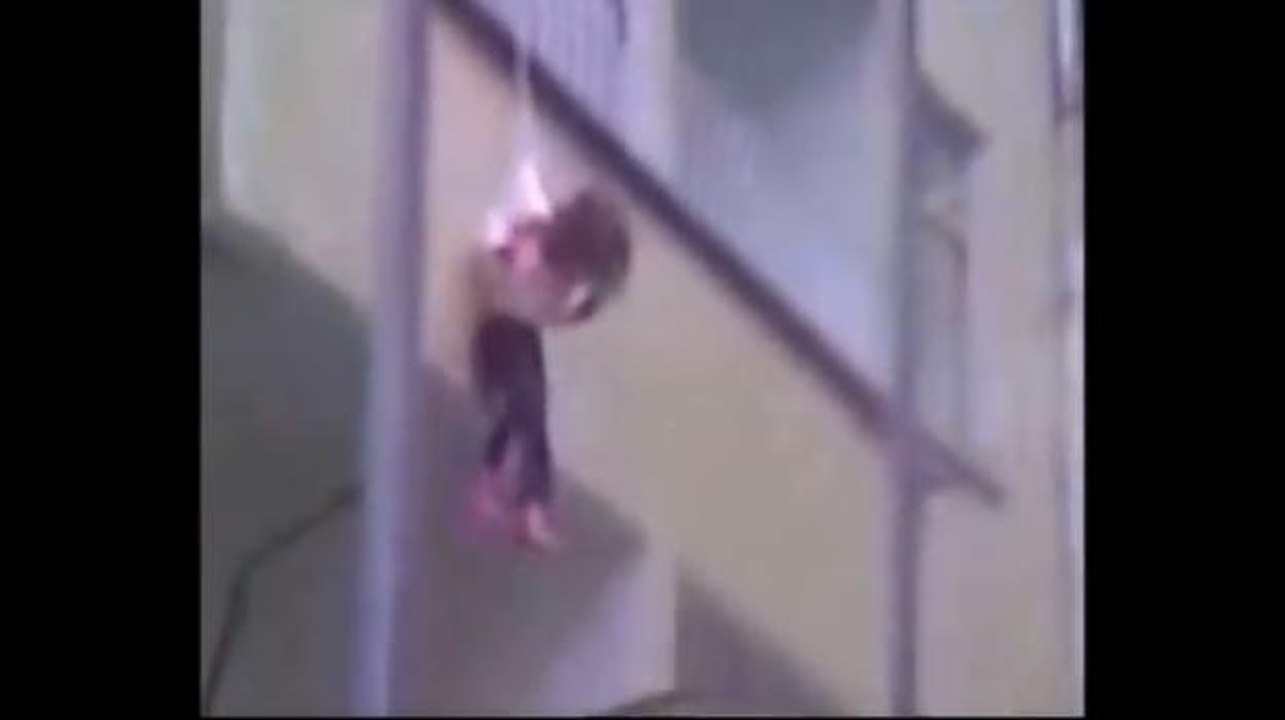 Elle suspend sa fille par le balcon