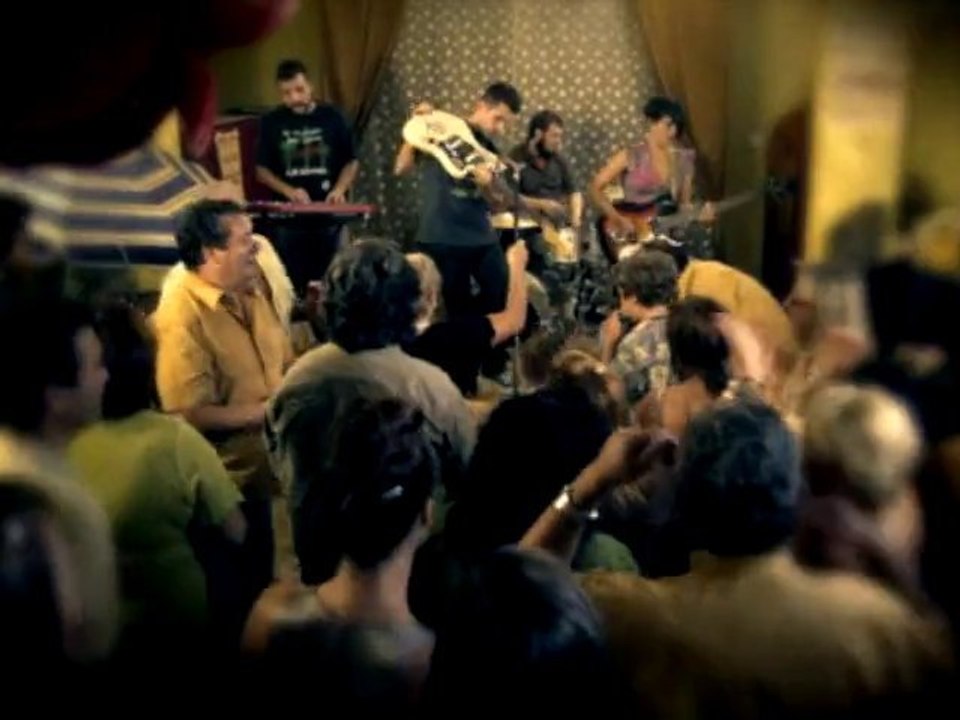 TRIANGULO DE AMOR BIZARRO - Amigos del género humano