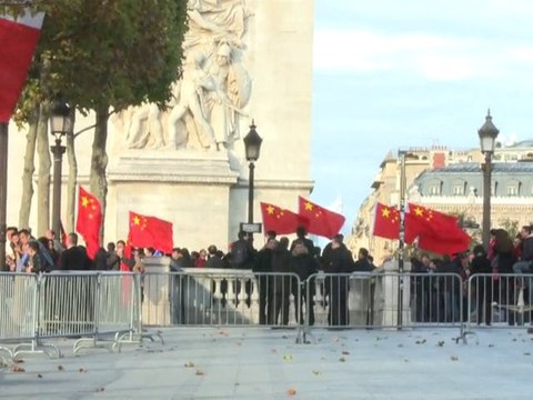 Des militants de RSF manifestent près du convoi de Hu Jintao
