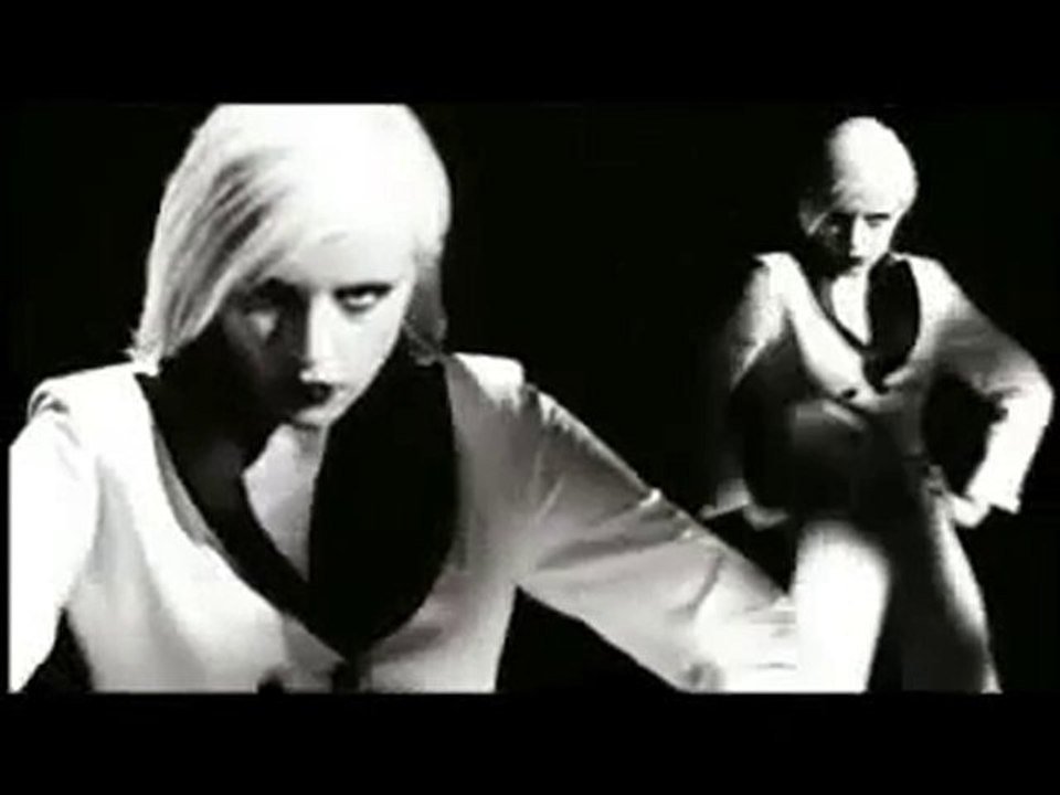 Gülsen - Dillere Düşeceğiz Seninle [Yeni Klip - 2010]