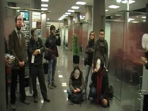 Acció de Des de Baix de denúncia a La Caixa