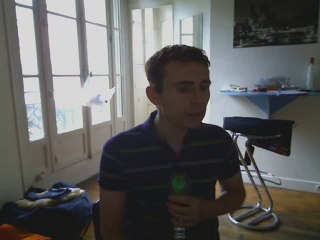 Wiwi égratigne "sous un parapluie"