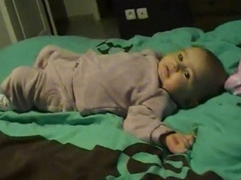 raphaelle qui s'essaie au 4 pattes