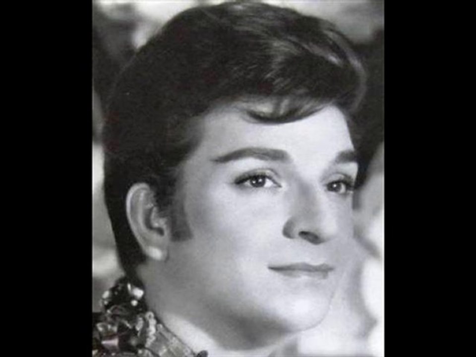 Zeki Müren - GÖZLERİNİ GÖZLERİMDEN