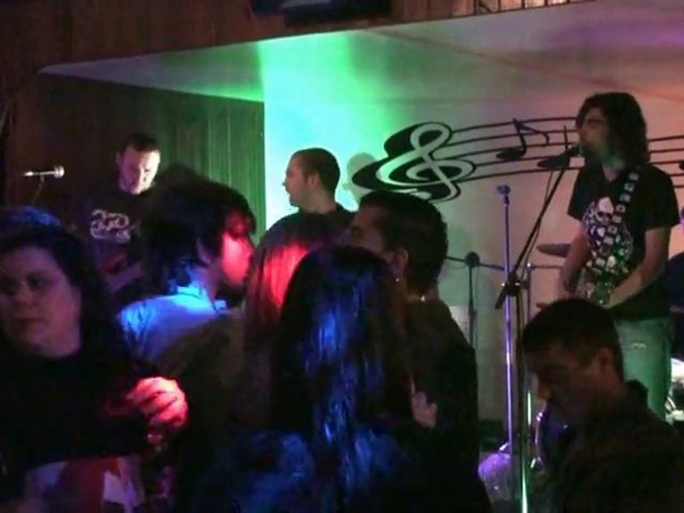 FILHOS DE ÁLA BANDA AO VIVO NO GOLDEN BAR