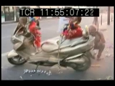 Pierre Carles et le scooter laqué OR de Pujadas : )