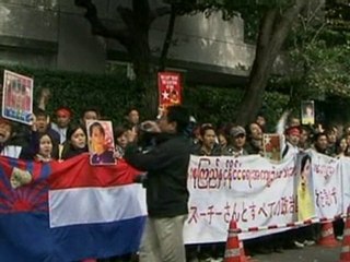 Burmese flee fighting and pour into Thailand