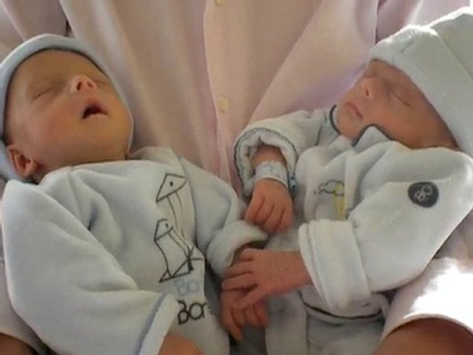 Papa avec les 2 petits bouts dans les bras