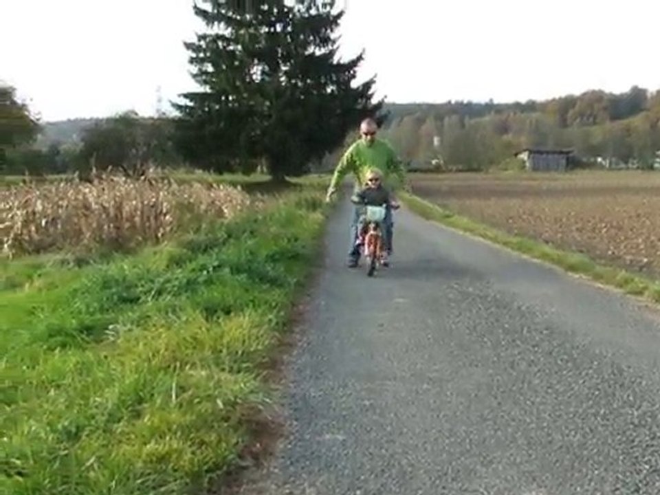 Tani fait du vélo sans les roulettes