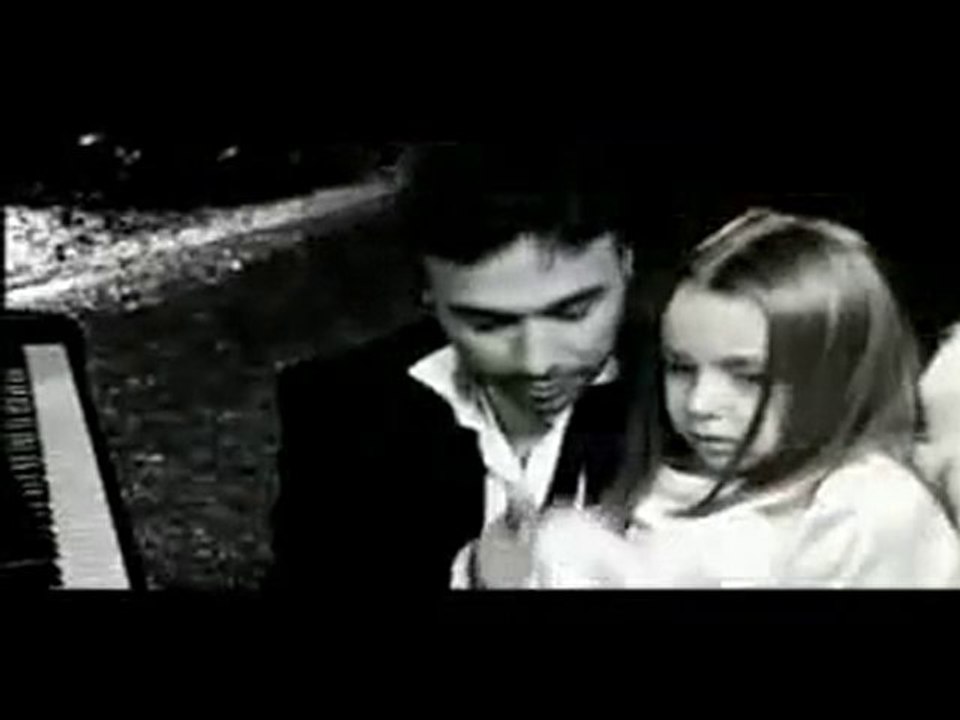 Demet Akalın & Emirkan - "Sevgililer Günü"