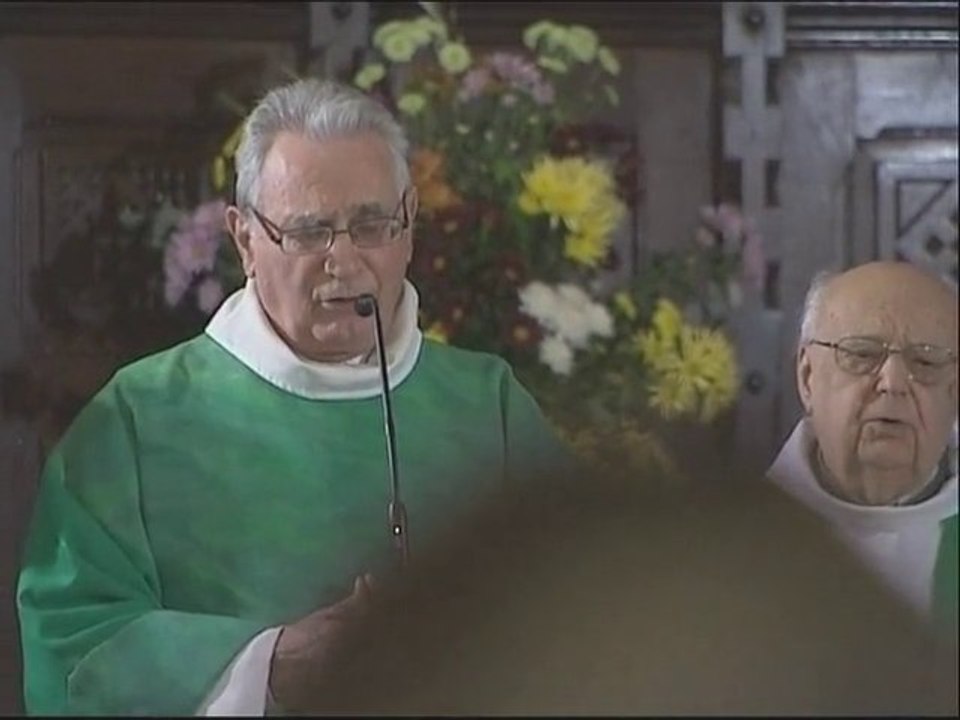 Un prêtre soutiens les Molex