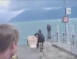 Salto in mare con bici: fallimento totale