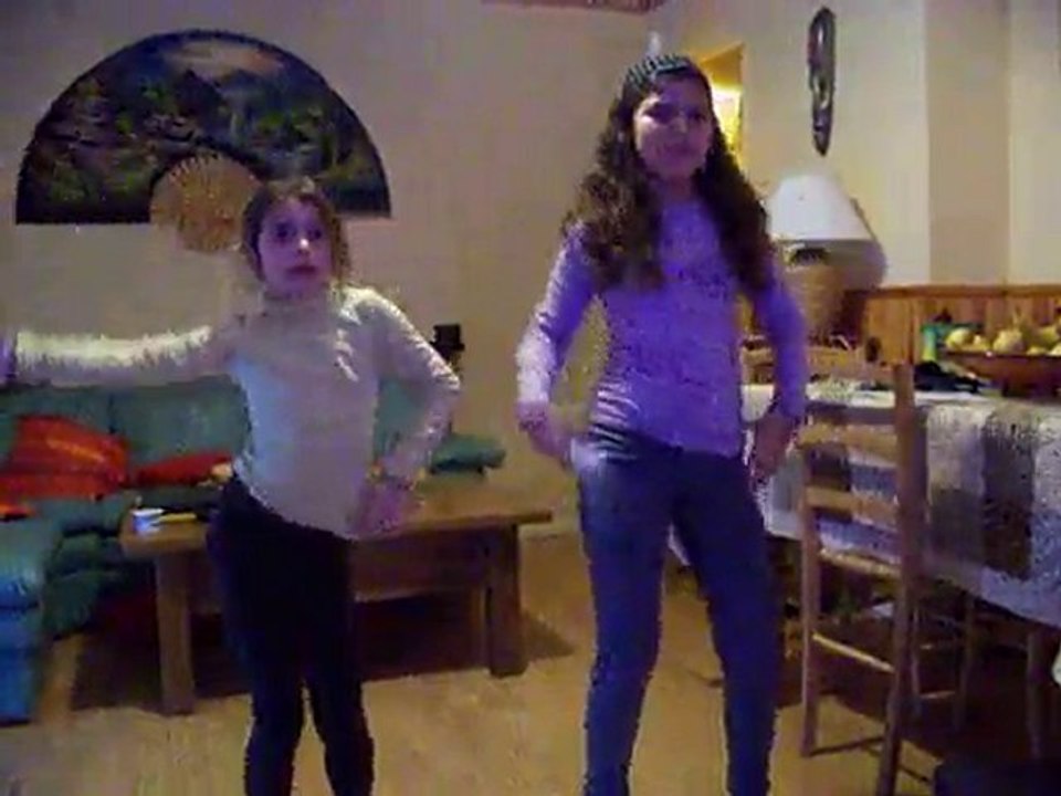 melissa et maéva joue a la wii