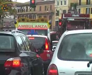 Télécharger la video: Maltempo, traffico in tilt e allagamenti