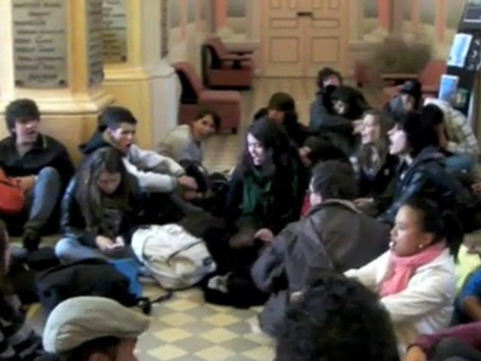 Tarbes - Les lycéens envahisent la mairie