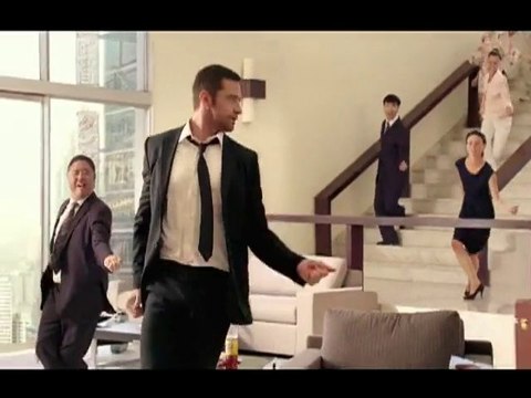 Hugh Jackman rend Tokyo fou. / Lipton.