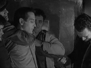 Hustler (1961): Manos bendadas en abrazo