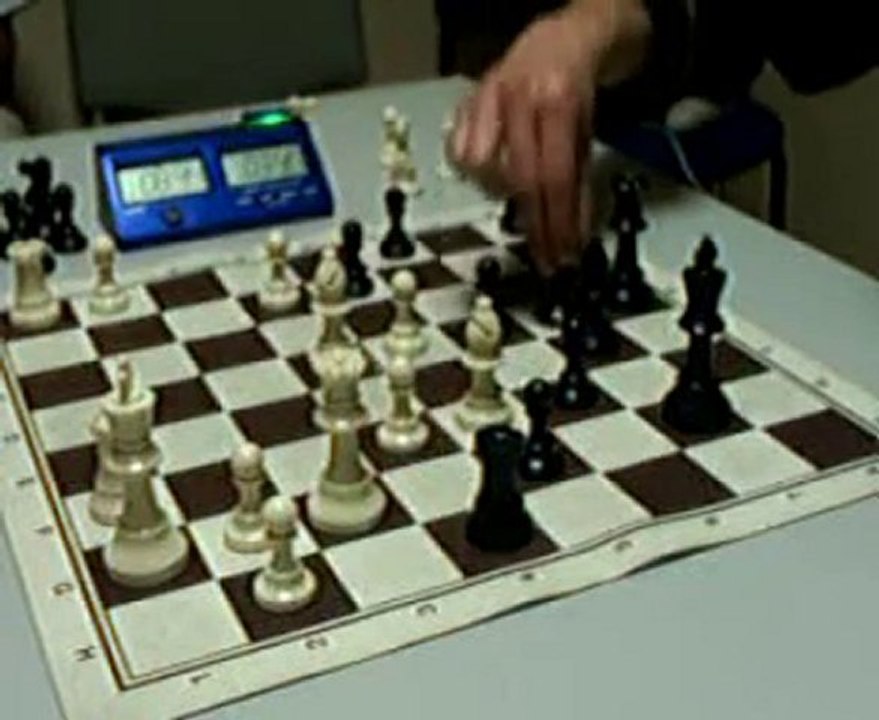 ECHECS : ROBERT 1 VS 0 NOUMAI (CLASSE B 2010)