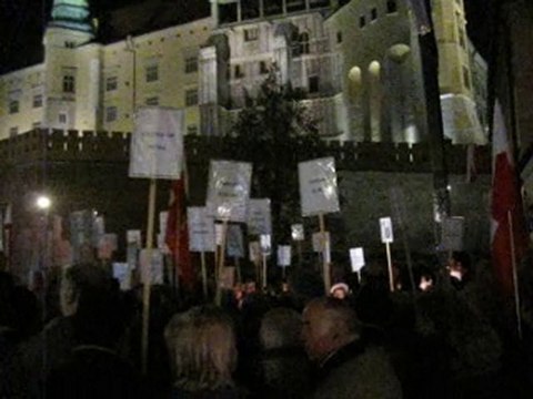 Odśpiewanie Boże coś Polskę pod Krzyżem Katyńskim