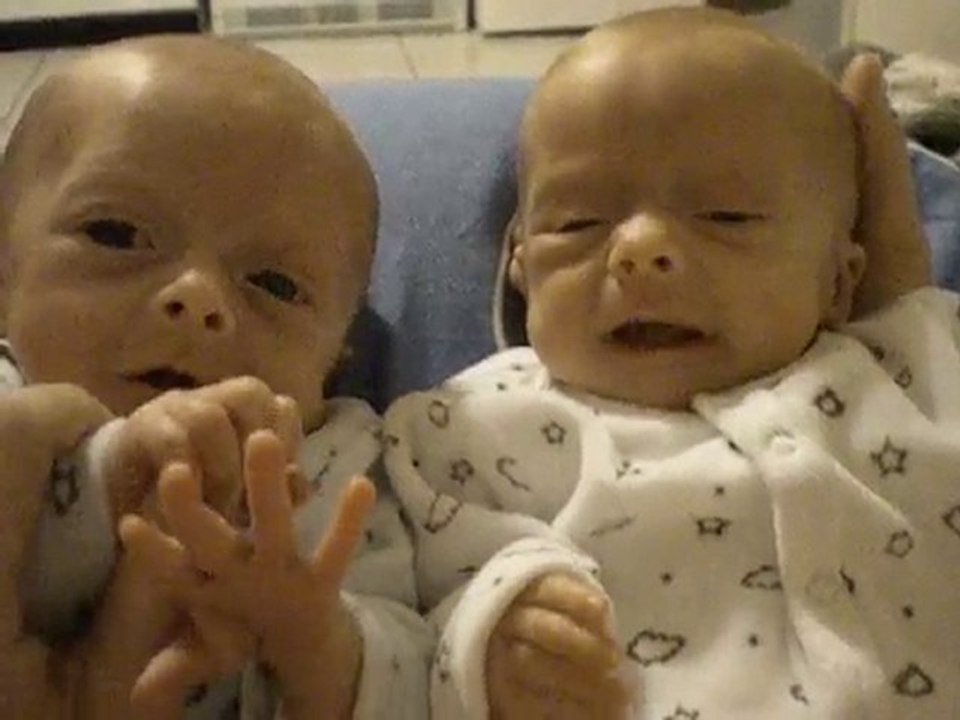 Mes deux petits bouts !!! avant le biberon