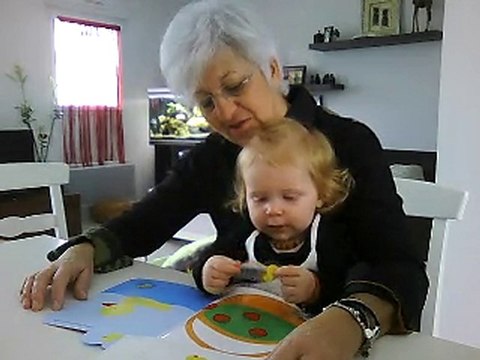 Emma collage gomette 17mois