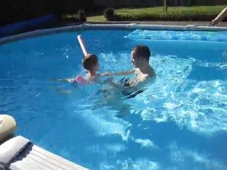 Robin dans la piscine avec papa 2