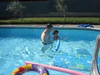 Maxime dans la piscine avec papa