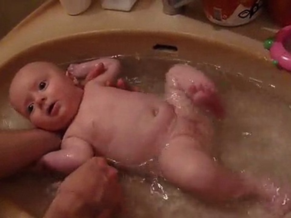 Emma prend son bain le 11 novembre 2011