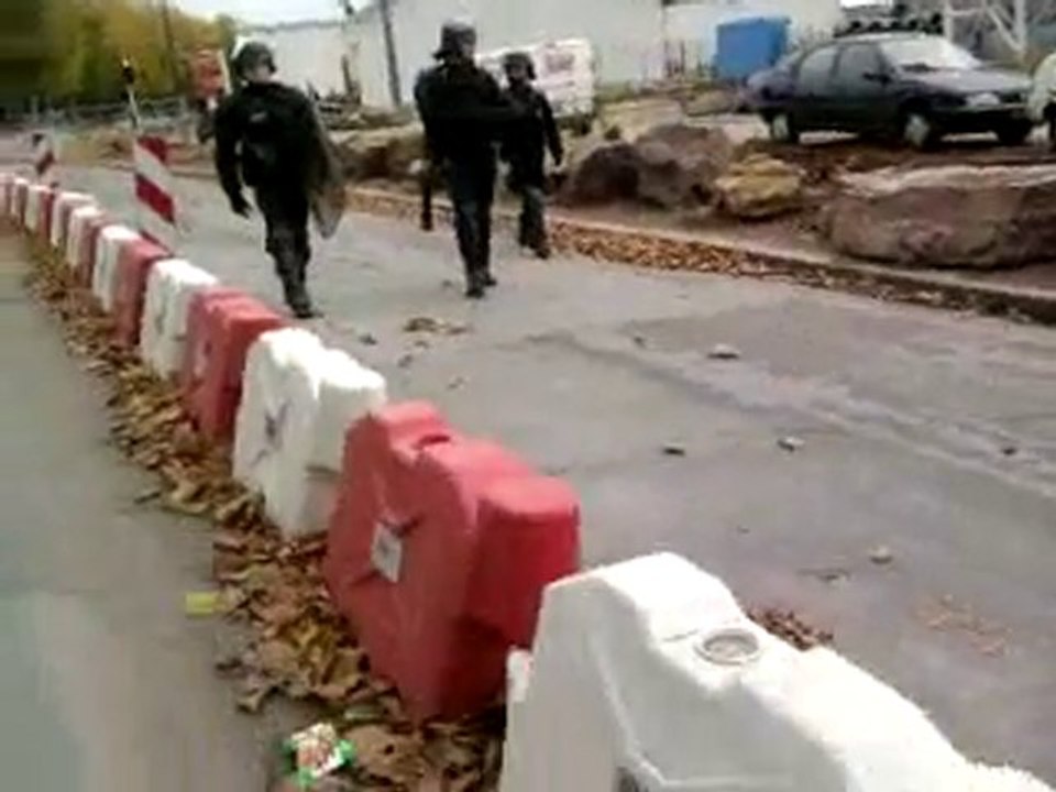 gendarmes mobile qui nous repoussent