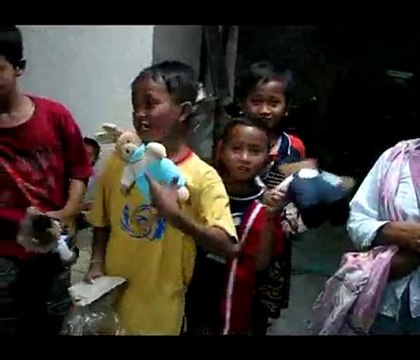 Collect rice from various donors for the refugees of Merapi.