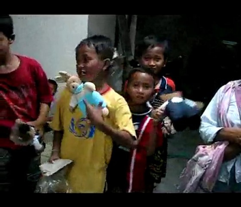 Collect rice from various donors for the refugees of Merapi.