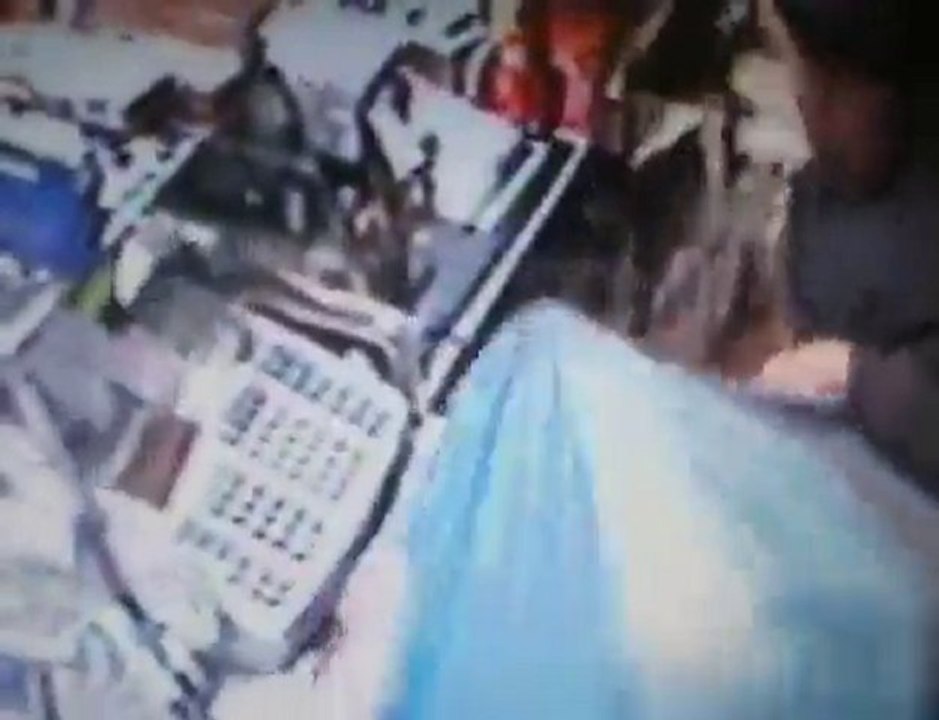 Trashcan fight robber