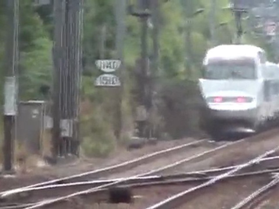 TGV passage rapide en gare