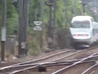 TGV passage rapide en gare