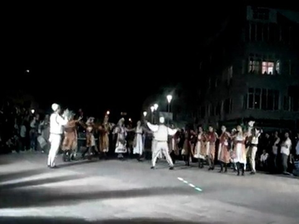 Bir Kosova  Halk Oyunu .Kosovo  Folk Dance. Bursa Kestel Şehir Meydanı 9 Temmuz 2011
