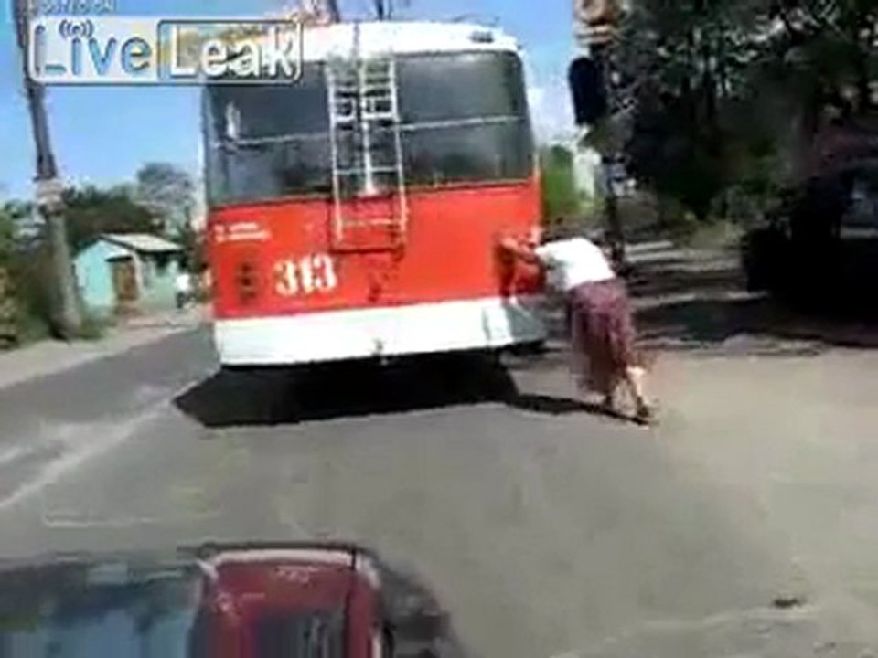 Frau schiebt einen gebrochenen Trolleybus!
