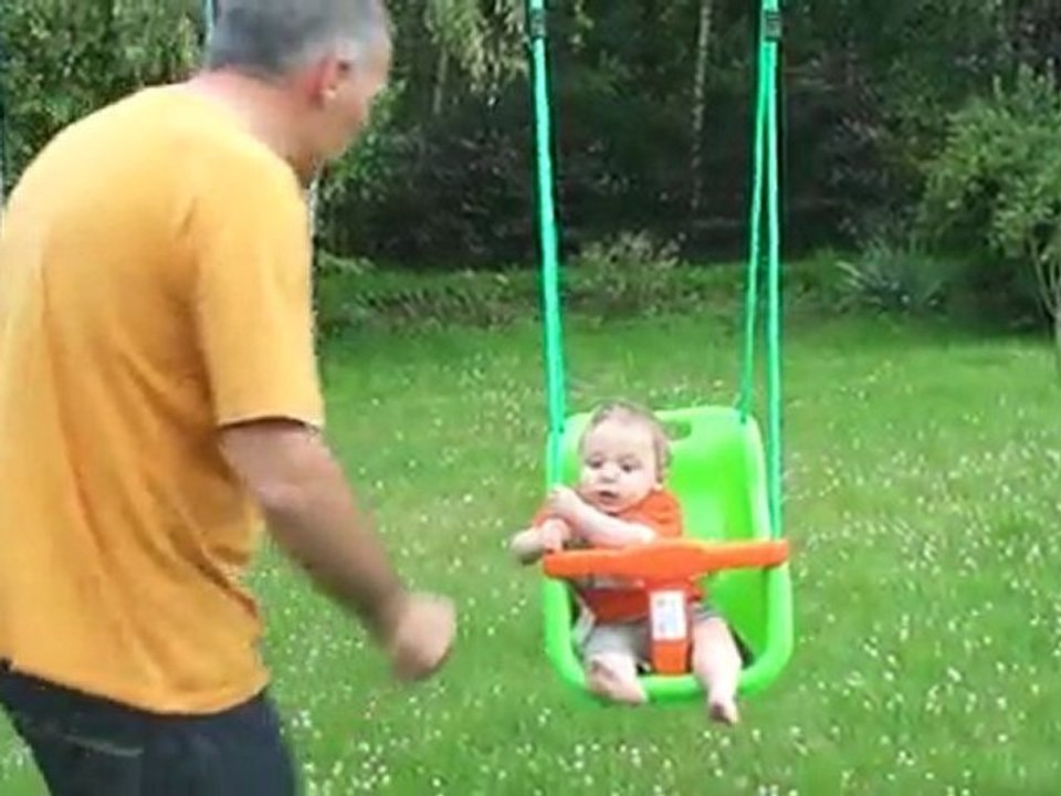 en balançoire avec papy
