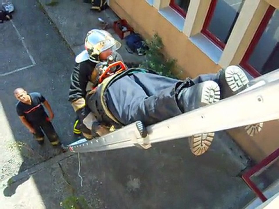 Sauvetage du sauveteur à deux (technique en avant)