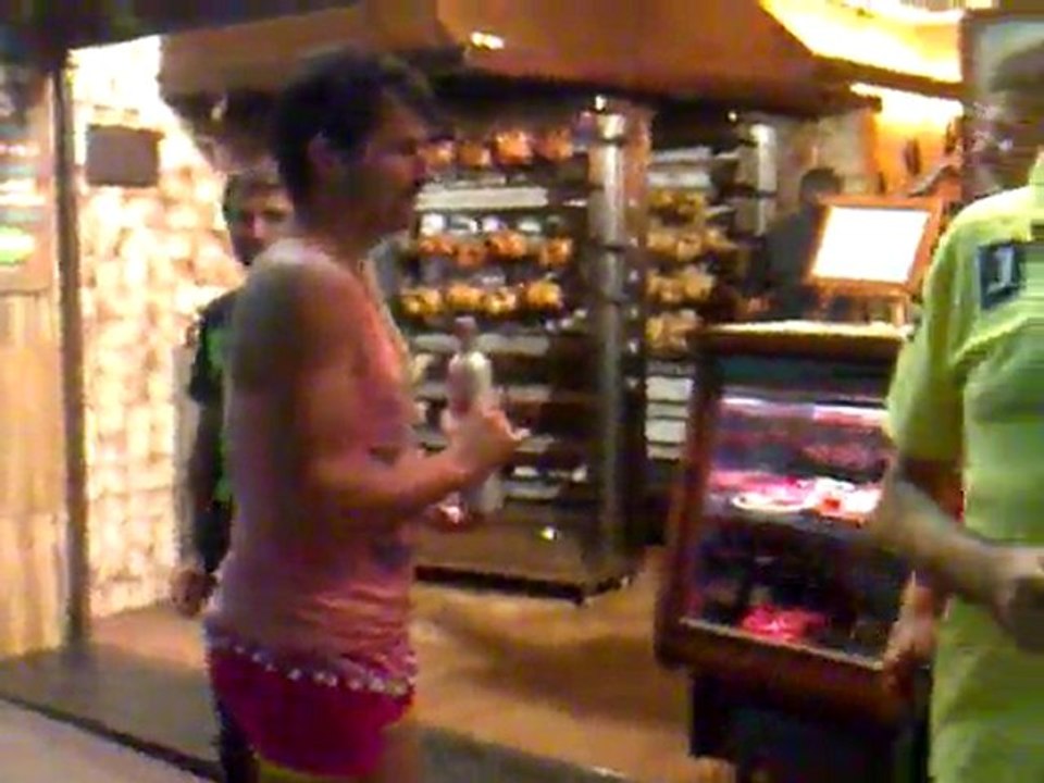 BORAT EN SITGES VENDIENDO CHUPITOS